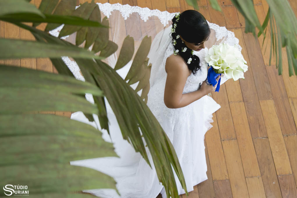 buque de noiva com copo de leite e fita azul