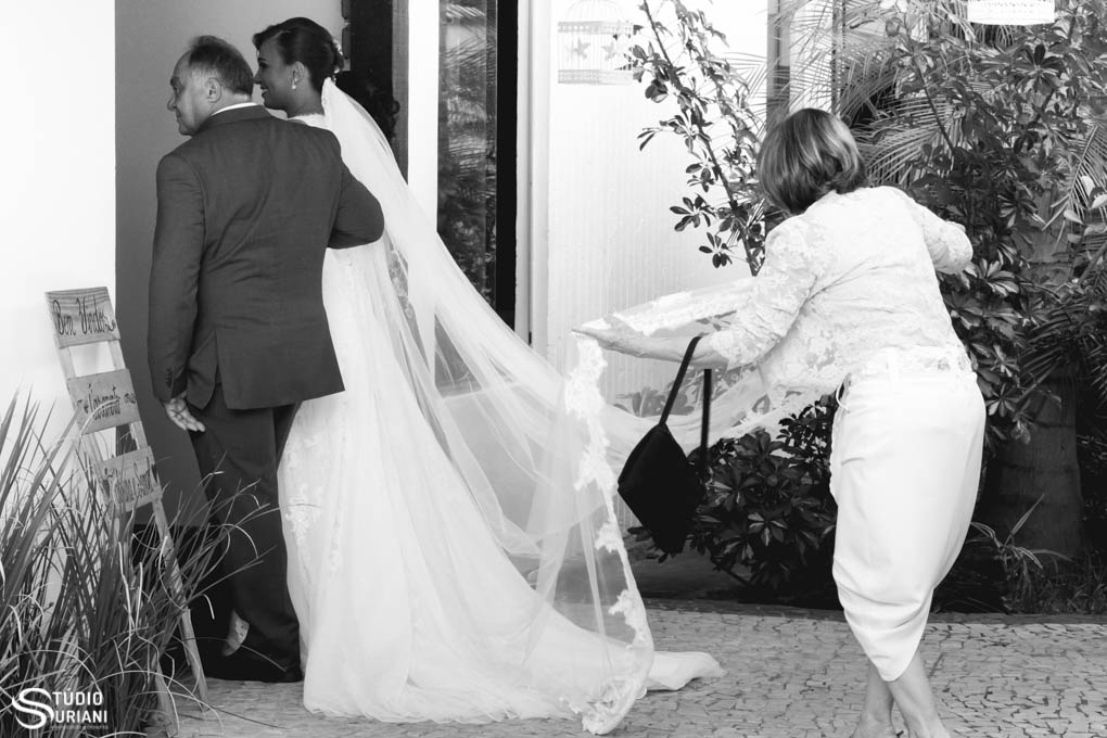 tia ajudando a noiva a entrar na igreja