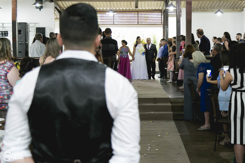 noivo a espera da noiva no altar