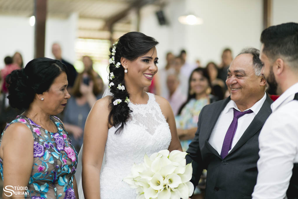 noiva emocionada no casamento