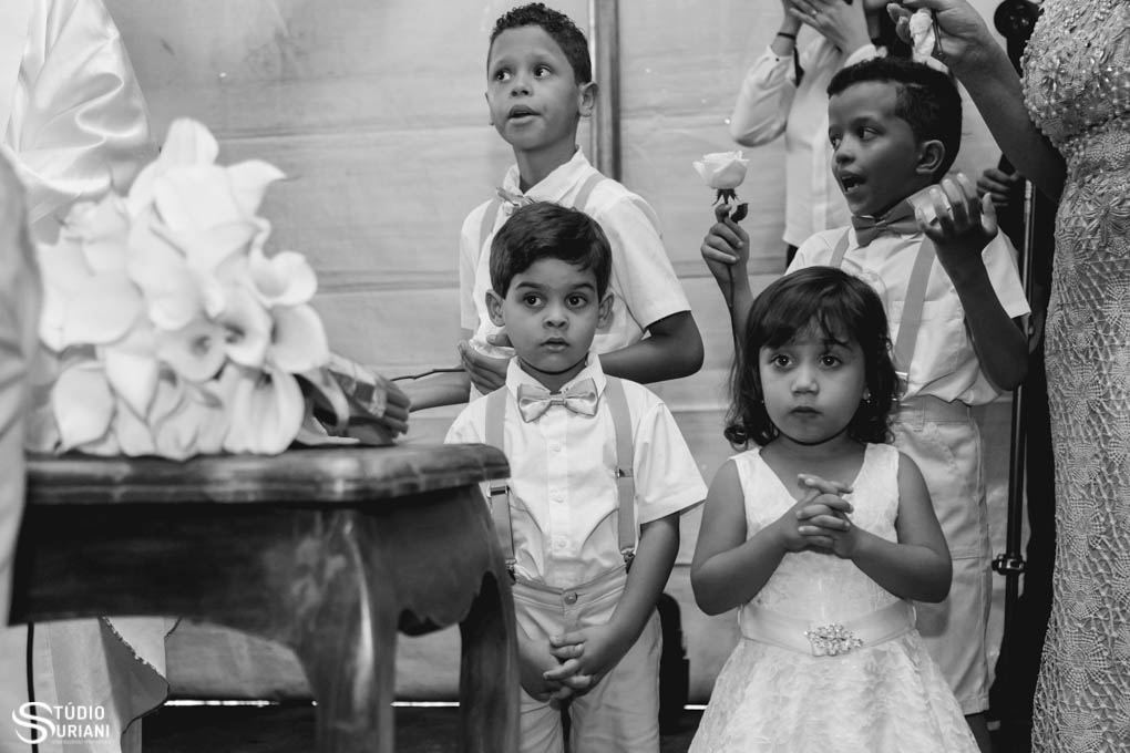 Crianças rezando