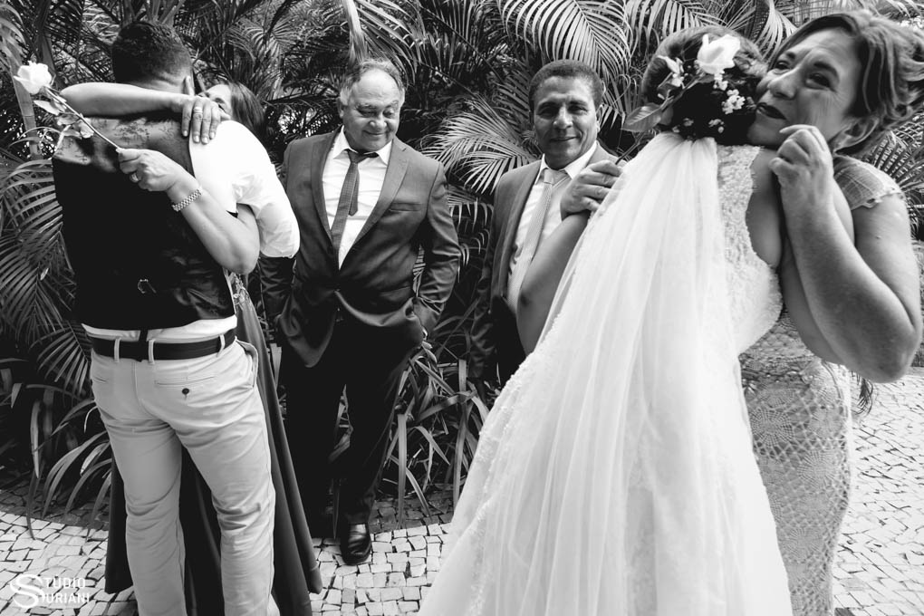 abraço dos pais na saida do casamento