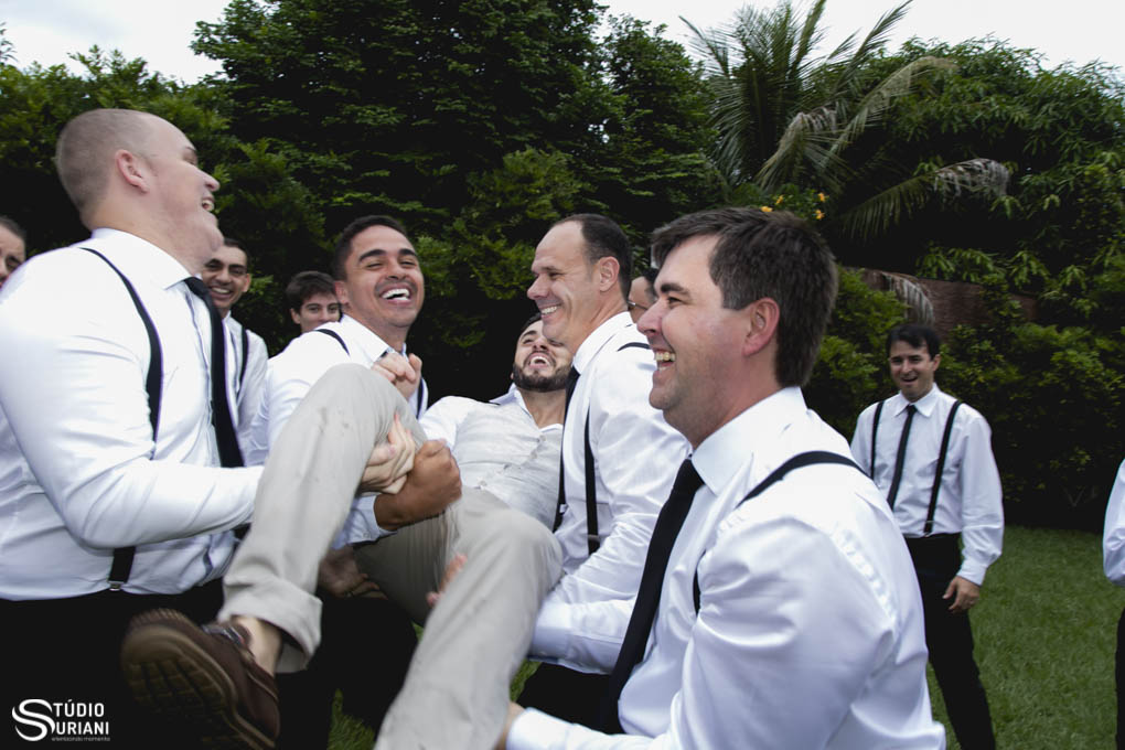 jogando o noivo para cima