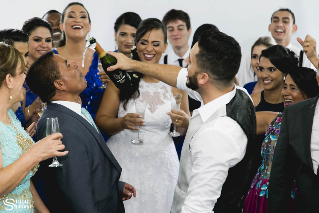 bebendo champanhe no gargalo