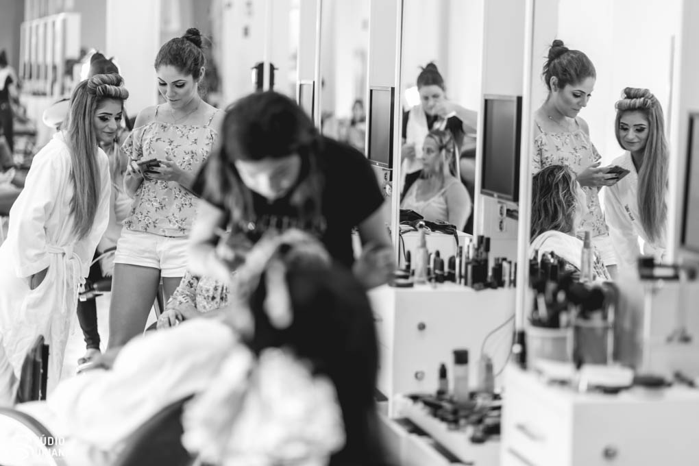 noiva e cunhada conversando no salão de calelereiro evando faria hill no making of