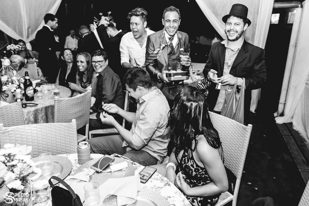 convidados se divertindo no corte da gravata do noivo Marcos Paulo