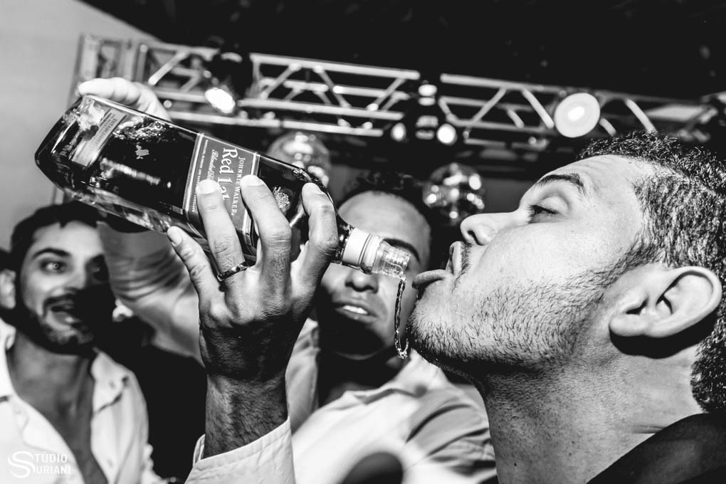 enchendo a cara dos padrinhos com whisk no casamento