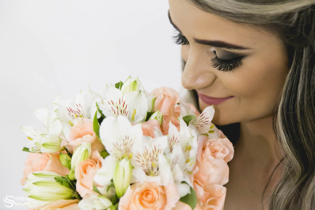 linda makeup de noiva feita pela maquiadora marcela e lindo buque de flores laranjado