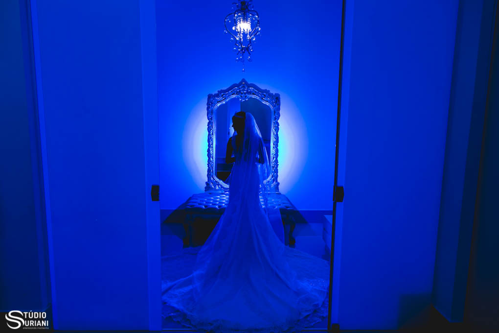 lindo vestido de noiva com fotografia criativa com técnica de luz colorida nas fotos do dia de noiva