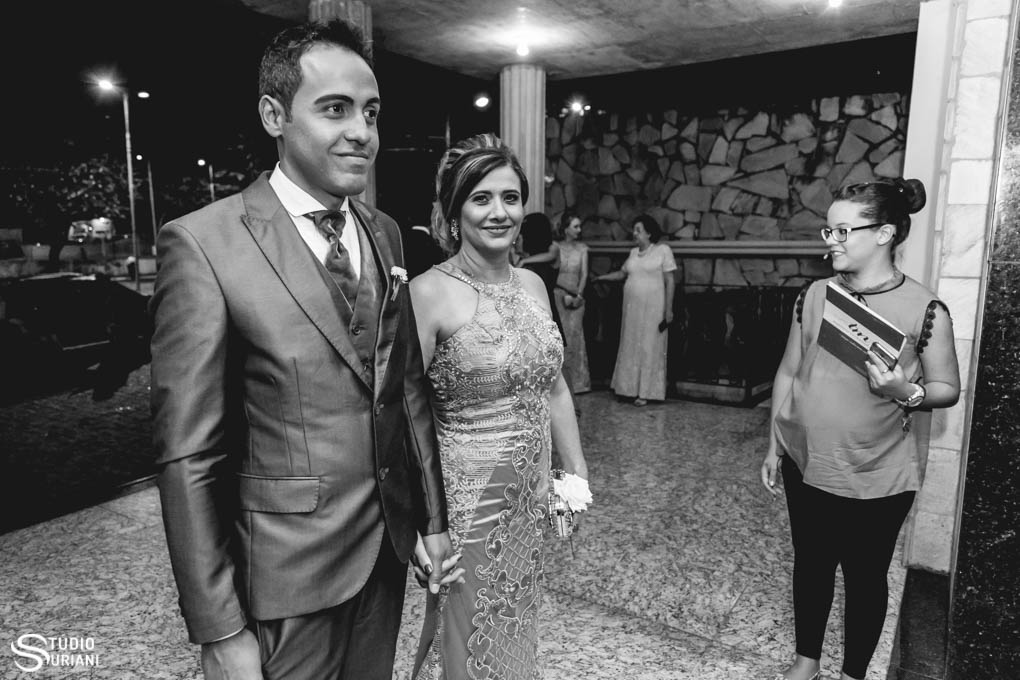 noivo prestes a entrar na igreja para se casar com sua mãe