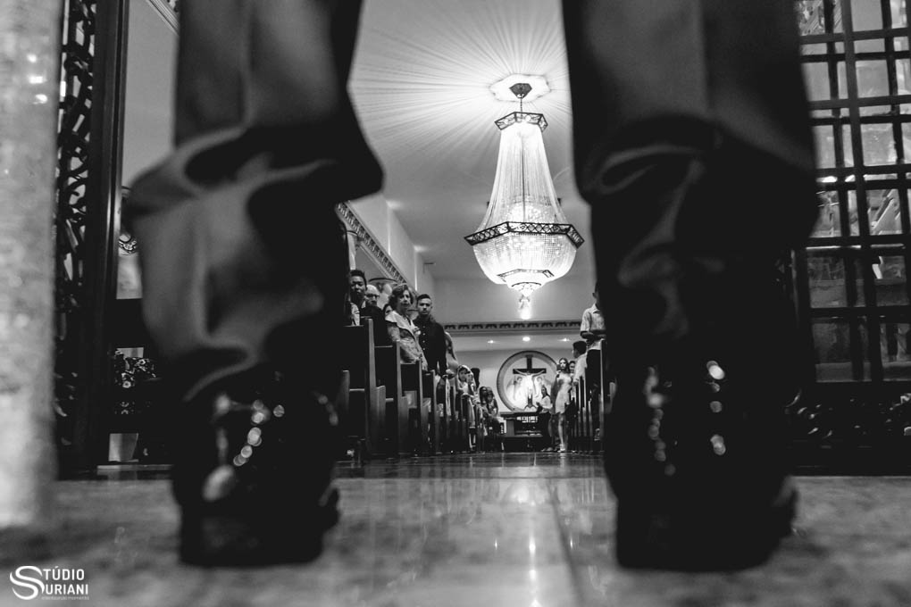 olhar do noivo do ponto de vista dele na hr da entrada no casamento