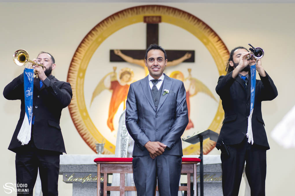 noivo no altar aguardando sua noiva entrar com toque de trombetas com cantores do arrepia musical