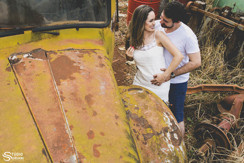 ensaio fotográfico com carro abandonado amarelo com pintura toda queimada do sol