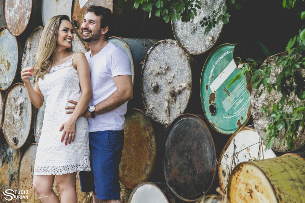 alegria dos noivos no ensaio fotografico com