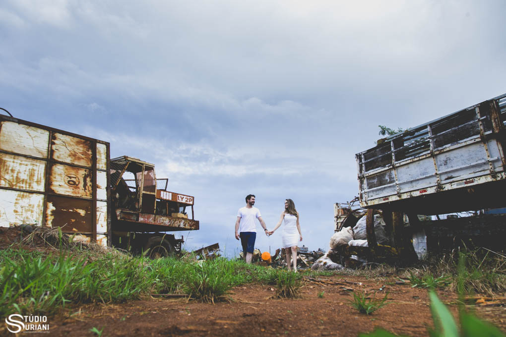 fotografo de casamento de uberlandia faz ensaio em ferro velho