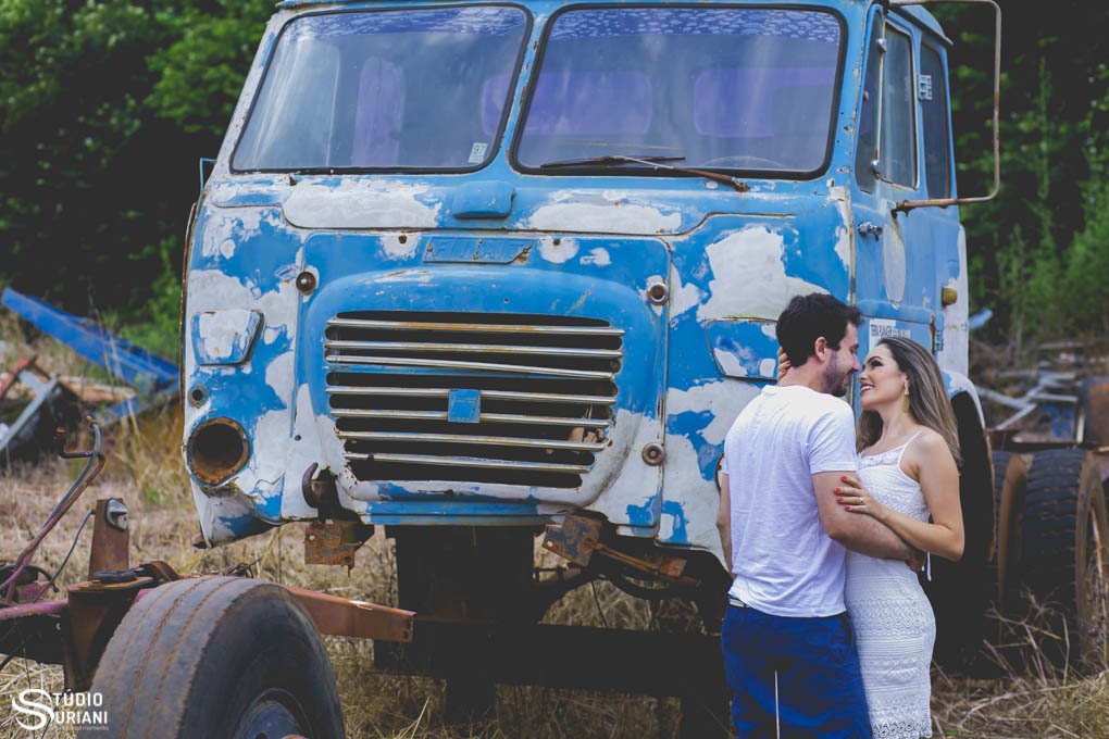 fotografia de ensaio com caminhões antigos