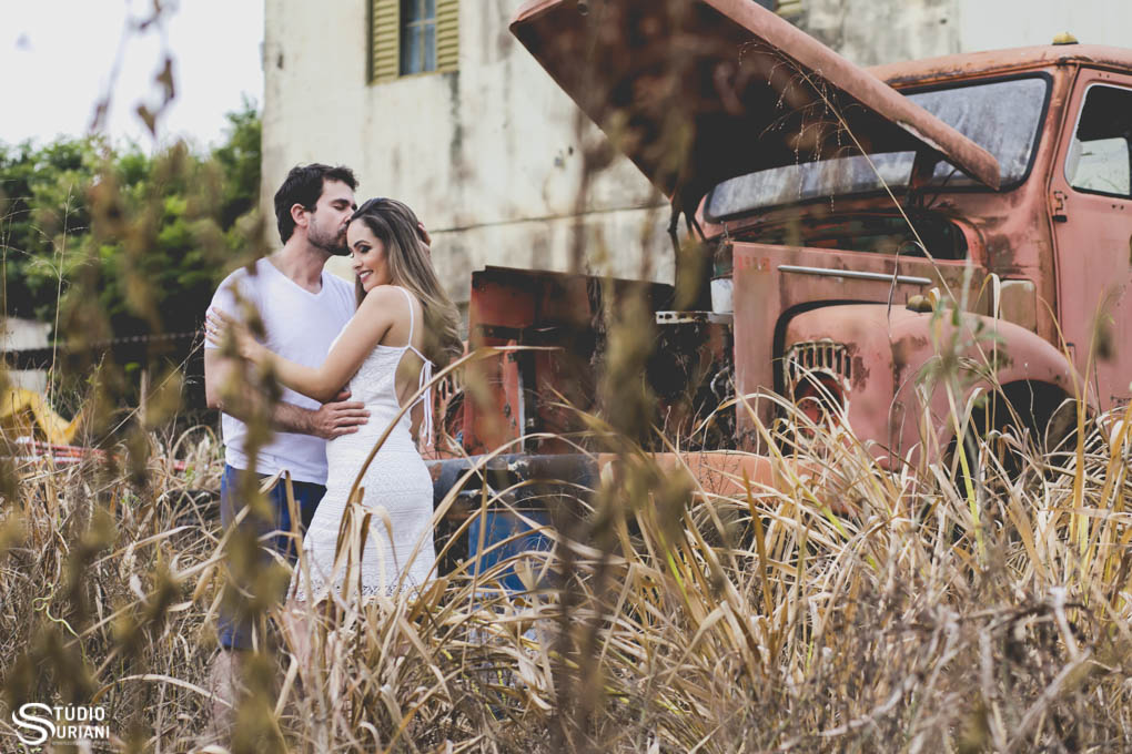 Fotos de casamento em cemitério de caminhões em uberlandia Scania L111
