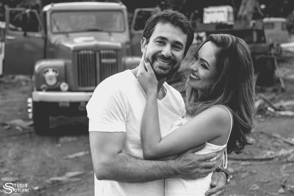 fotografo ousado faz foto em ferro velho