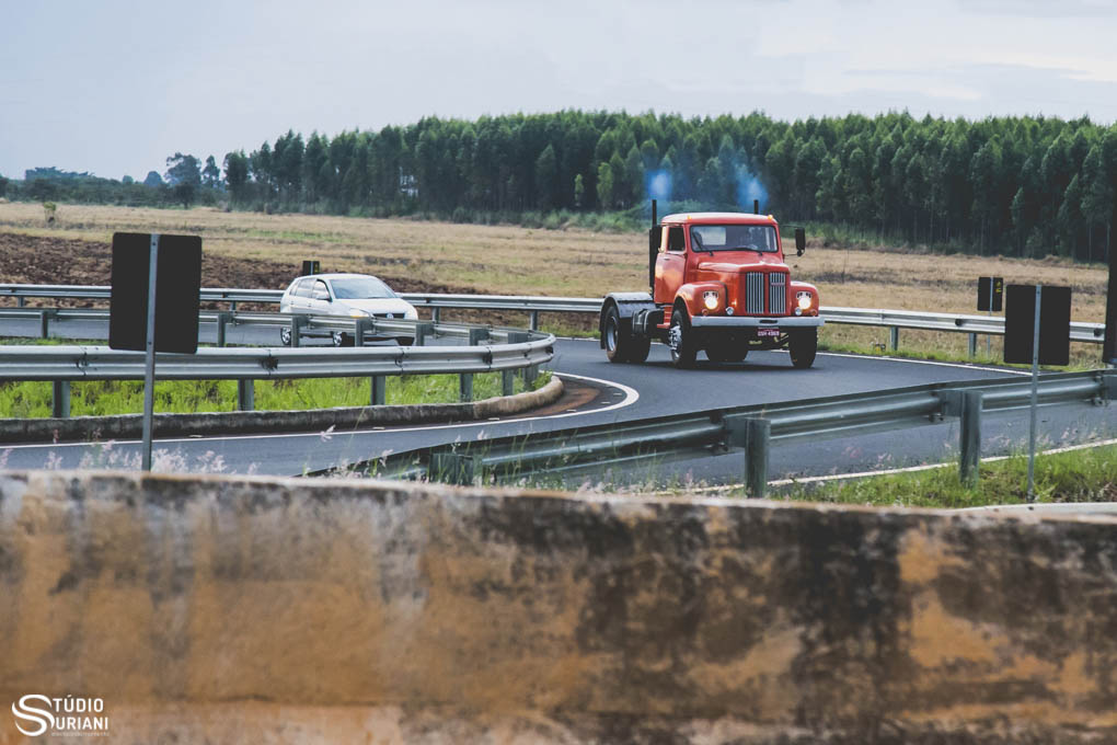 ensaio pre wedding em plena br com Scania L111 laranja