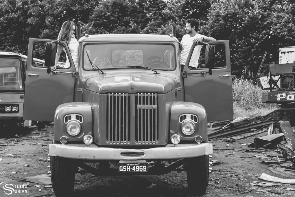 lindo caminhão antigo reformado no ensaio fotográfico