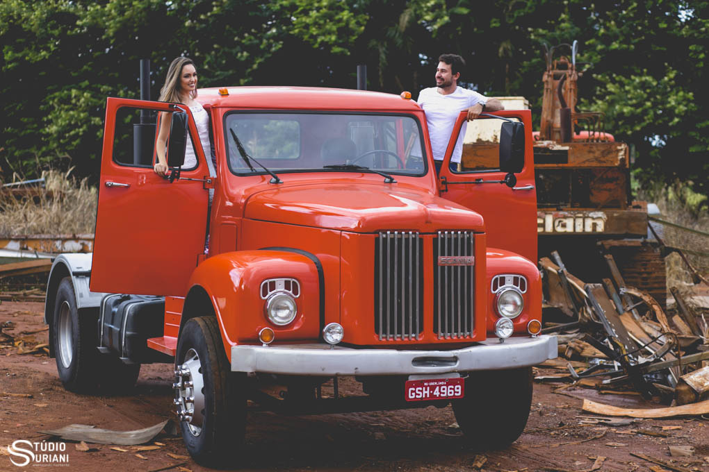ensaio com caminhão antigo laranja