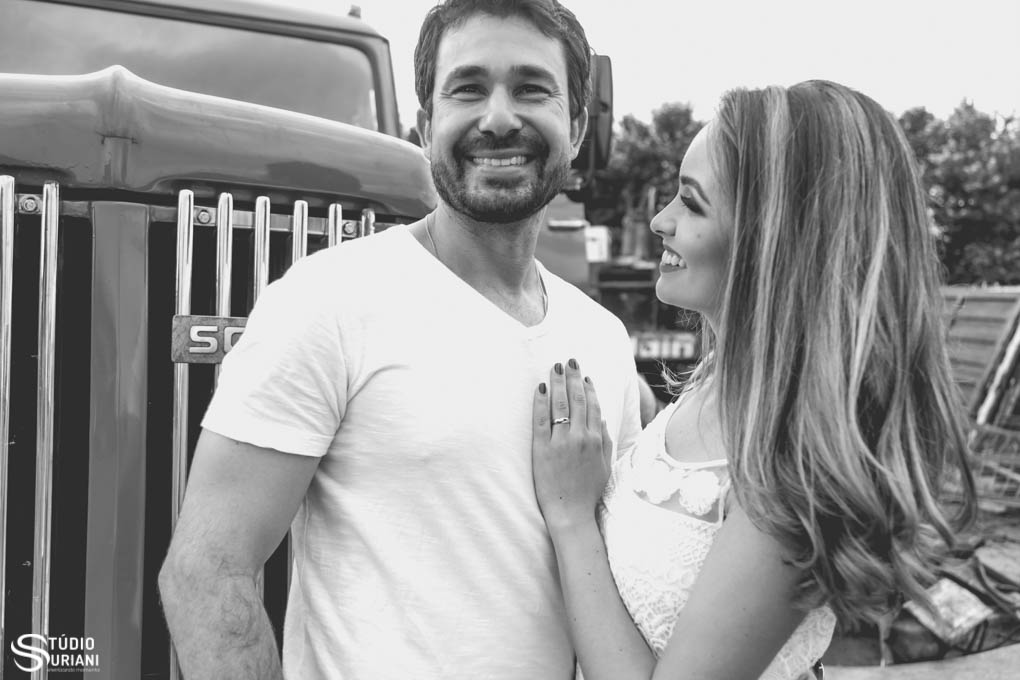 noivo se divertindo no ensaio fotografico no ferro velho