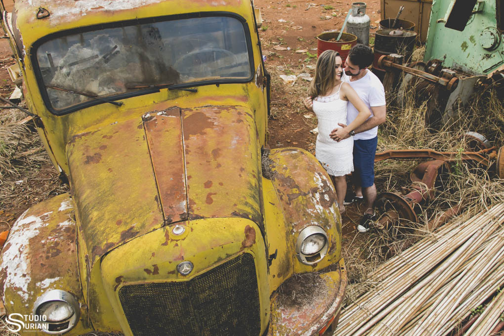 ensaio pre casamento em cemitério de carros antigos