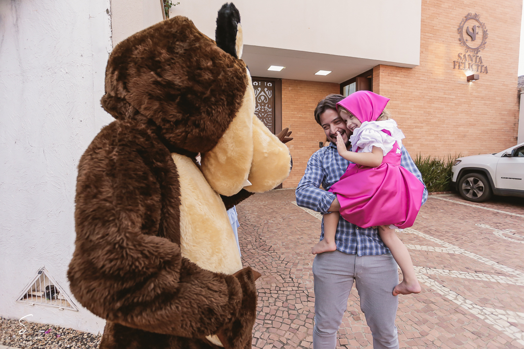 Aniversariante no colo do pai 