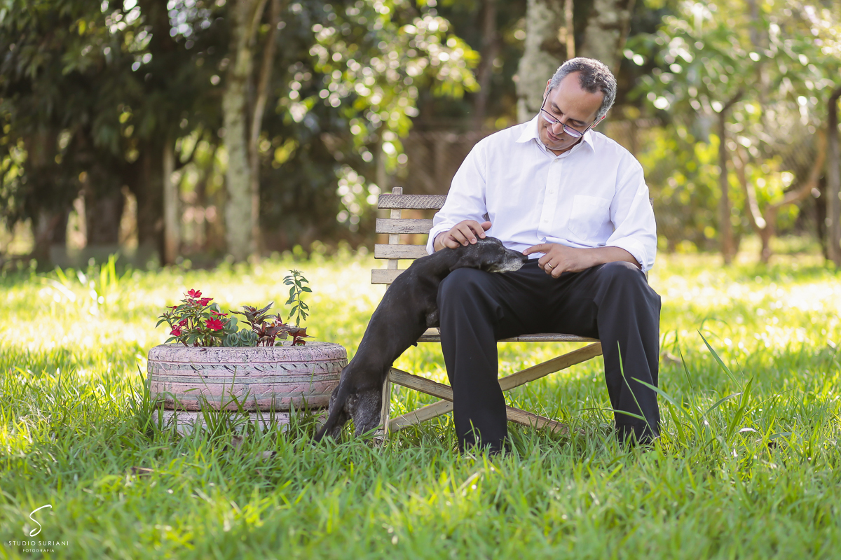 Pai com cachorro em ensaio 