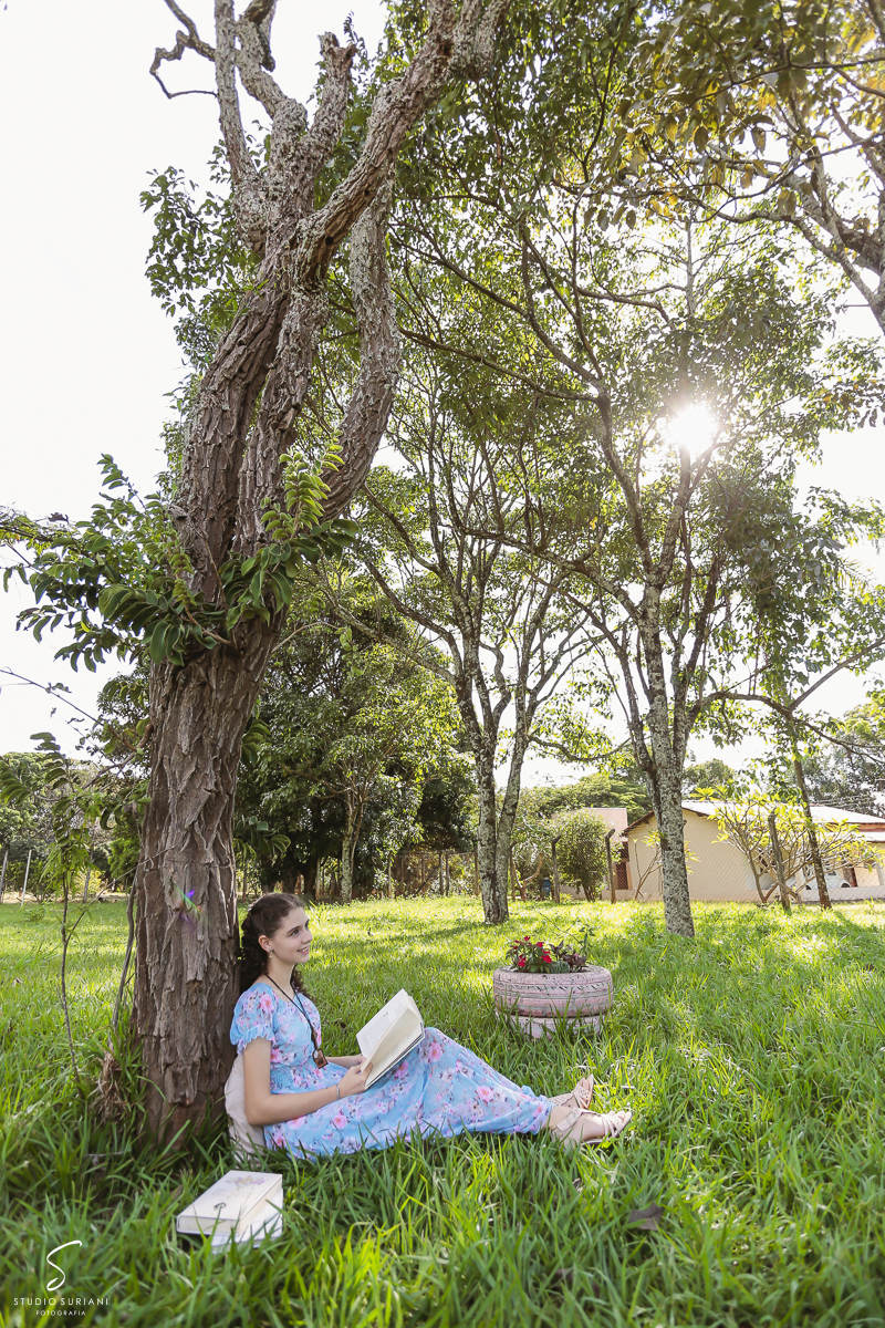 Ensaio em chácara no verde encostada na arvore 