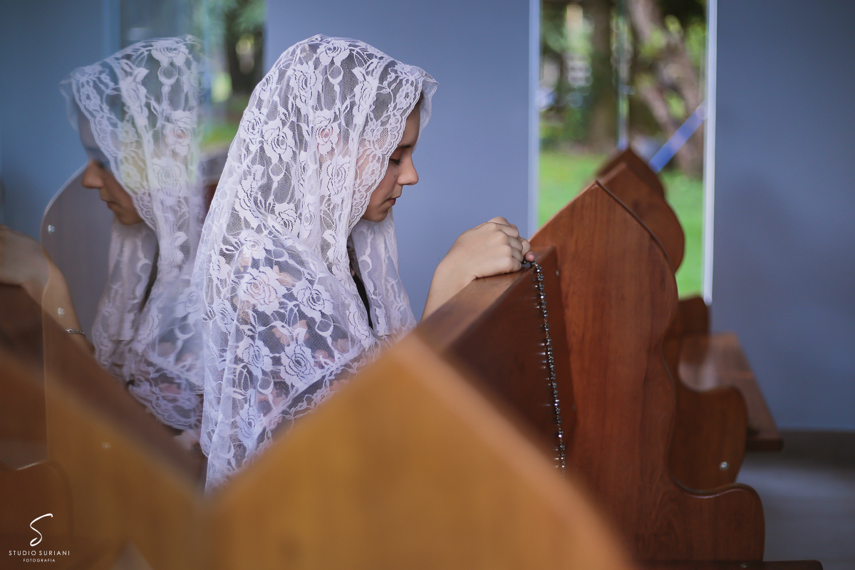 Oração do santo terço feito com amor pela debutante católica registrada pelo fotografo Católico Rogério Suriani de Uberlândia 