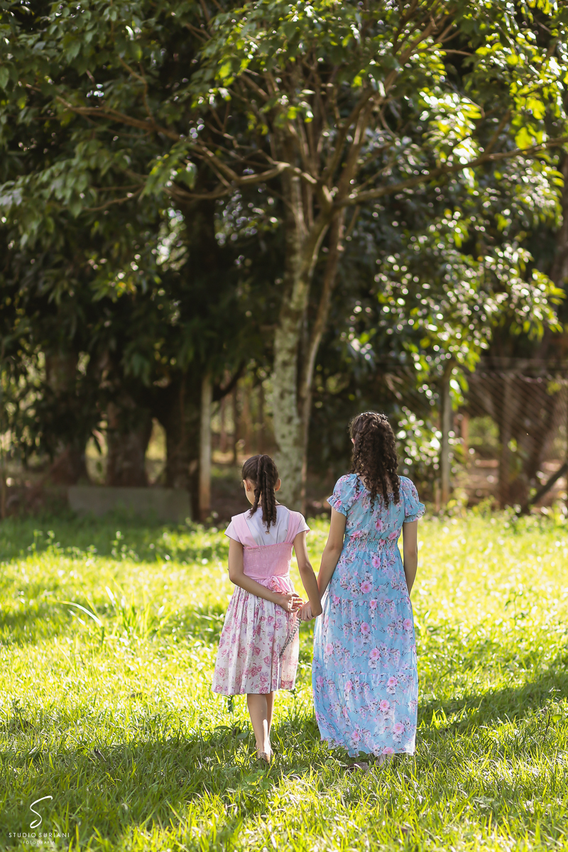 Irmãs amigas caminhando 