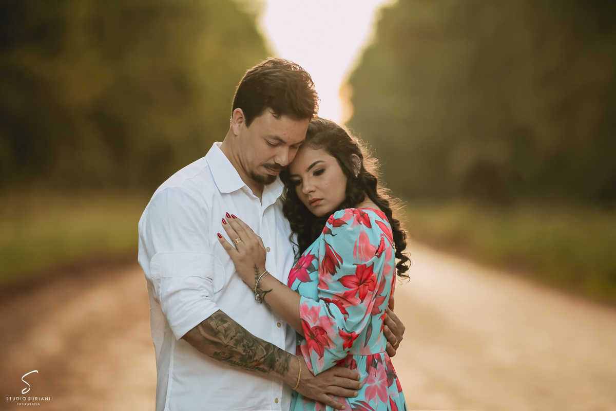 Melhor fotografia de casamento casal lindo morena e rapaz bonito em Floresta do Lobo em Uberlândia 
