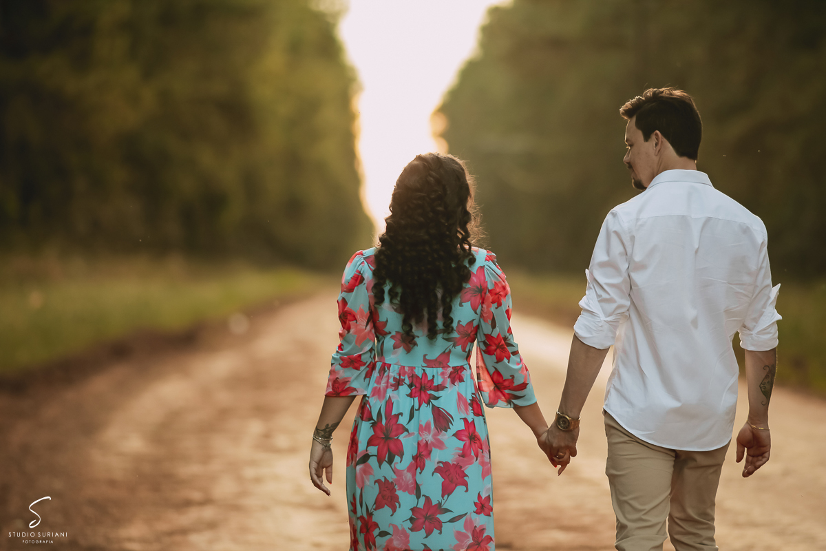 Melhor fotografia de casamento casal lindo morena e rapaz bonito em Floresta do Lobo em Uberlândia 