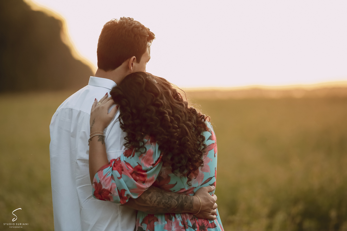 Melhor fotografia de casamento casal lindo morena e rapaz bonito em Floresta do Lobo em Uberlândia 
