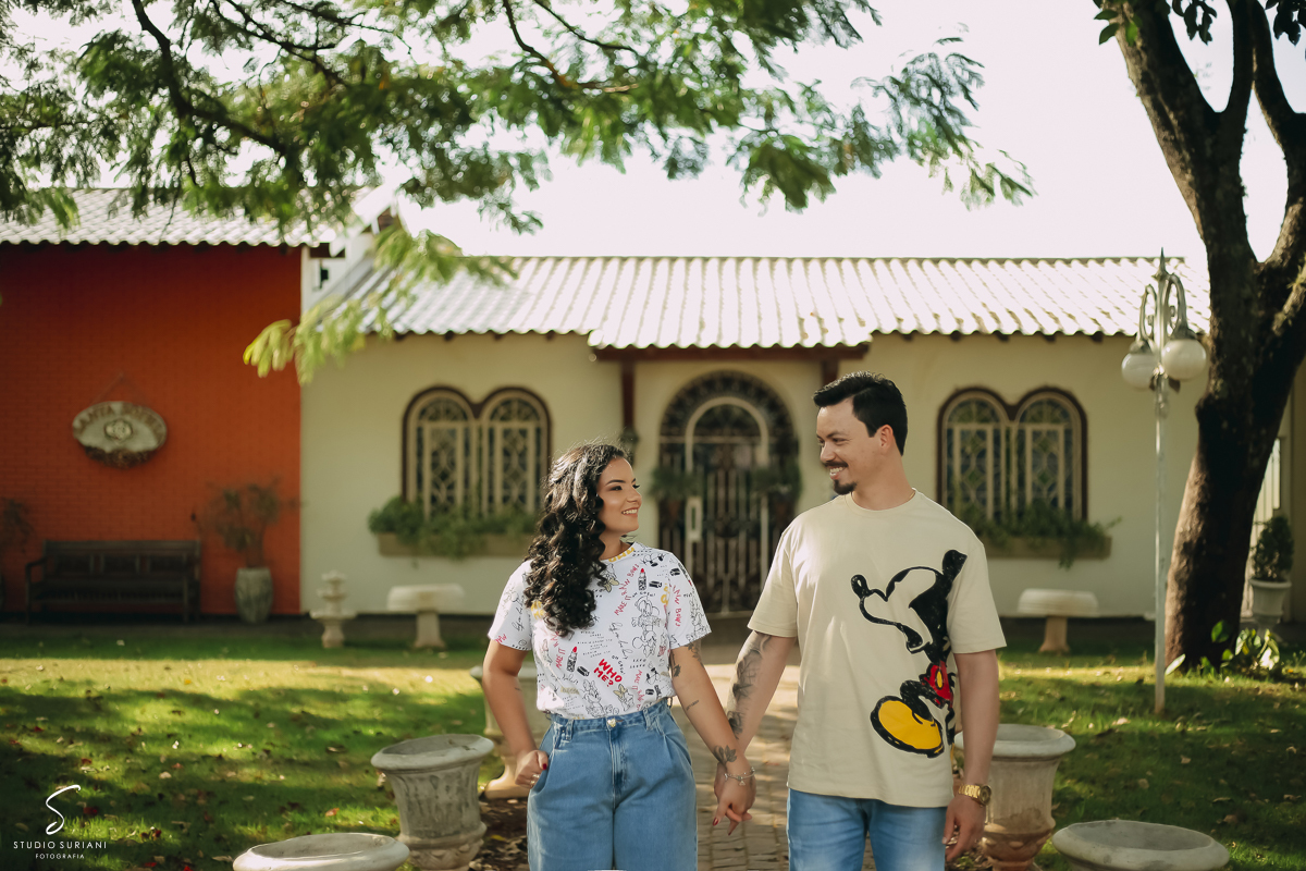 Fotos em frente casa Padre Fábio Marinho em Uberlândia com noivos Evangélicos casa linda
