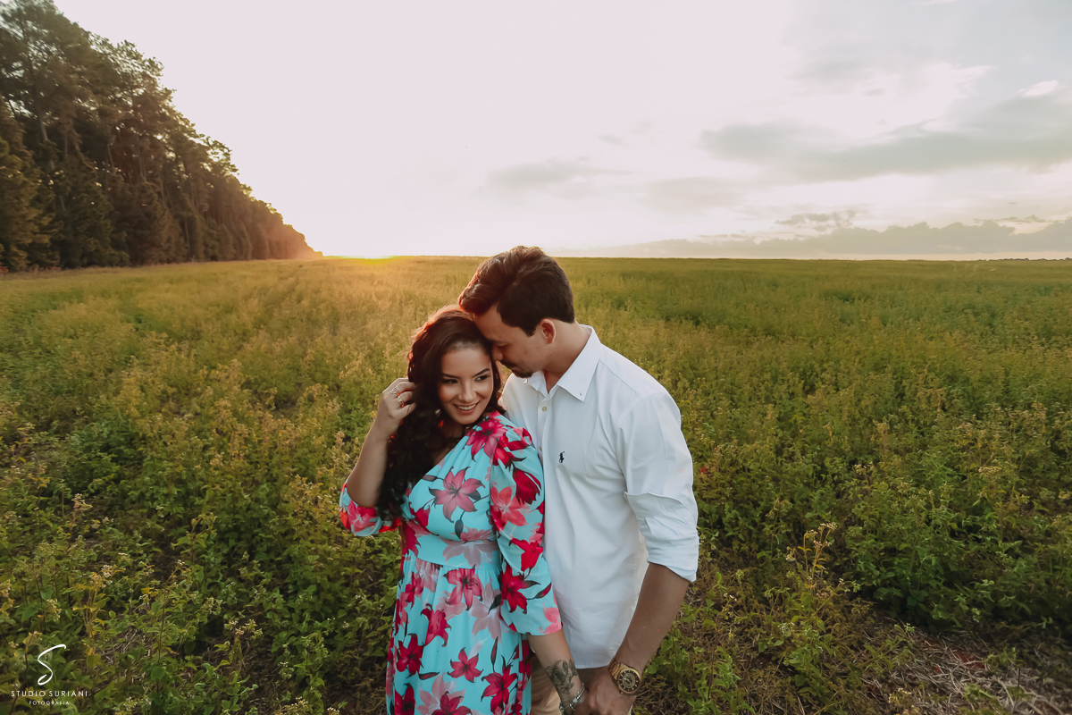 Melhor fotografia de casamento casal lindo morena e rapaz bonito em Floresta do Lobo em Uberlândia 