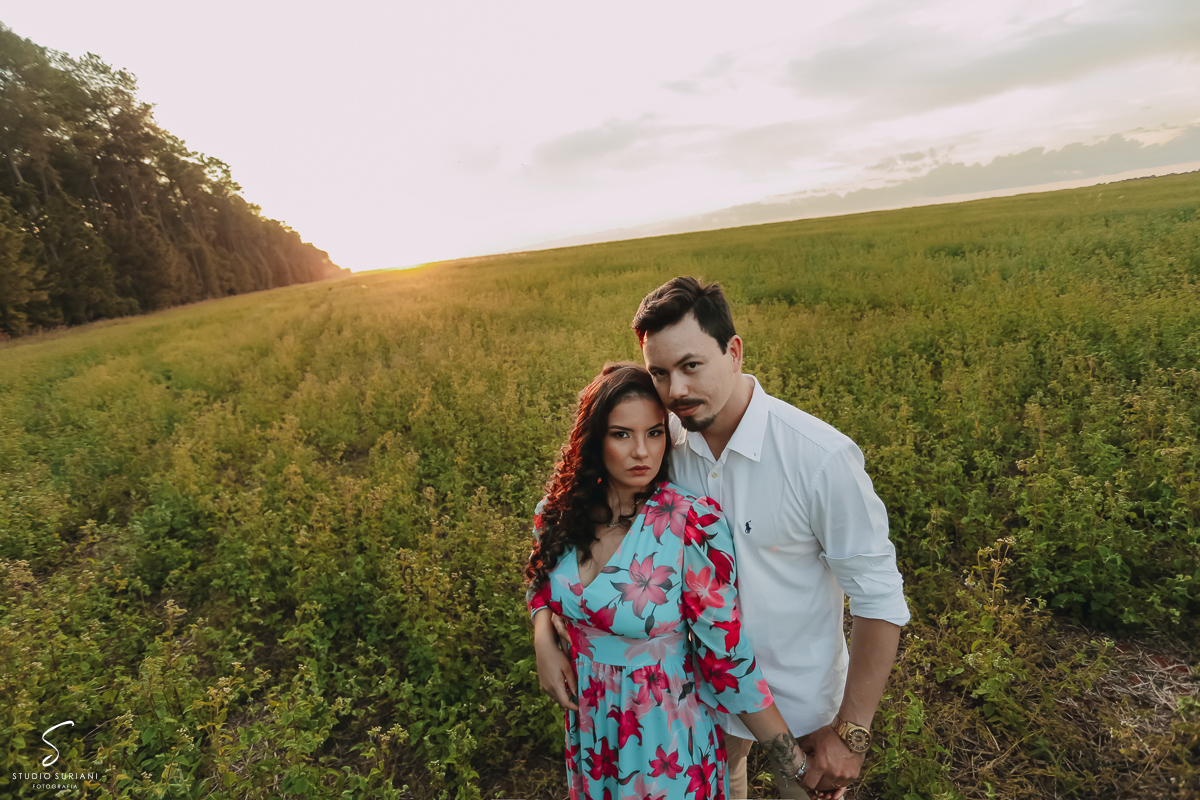 Melhor fotografia de casamento casal lindo morena e rapaz bonito em Floresta do Lobo em Uberlândia 