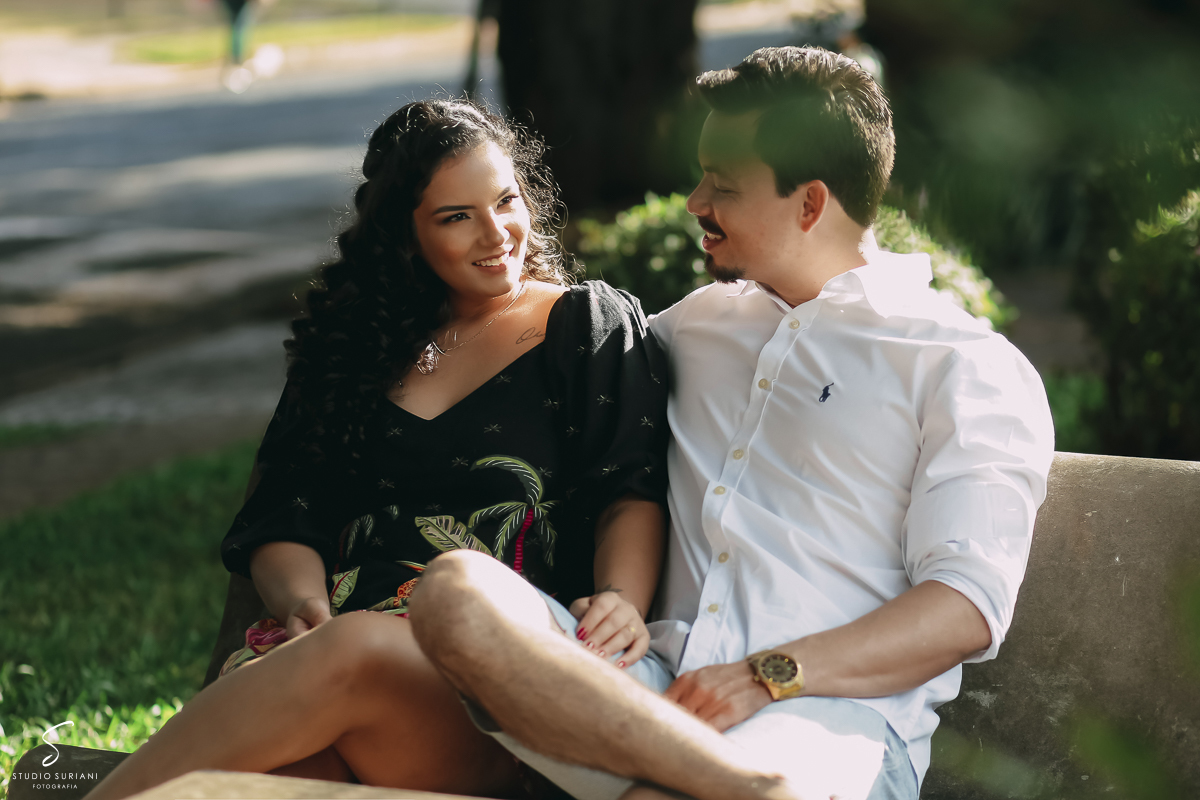 Sentados no banco da praça fazendo fotos maravilhosas 