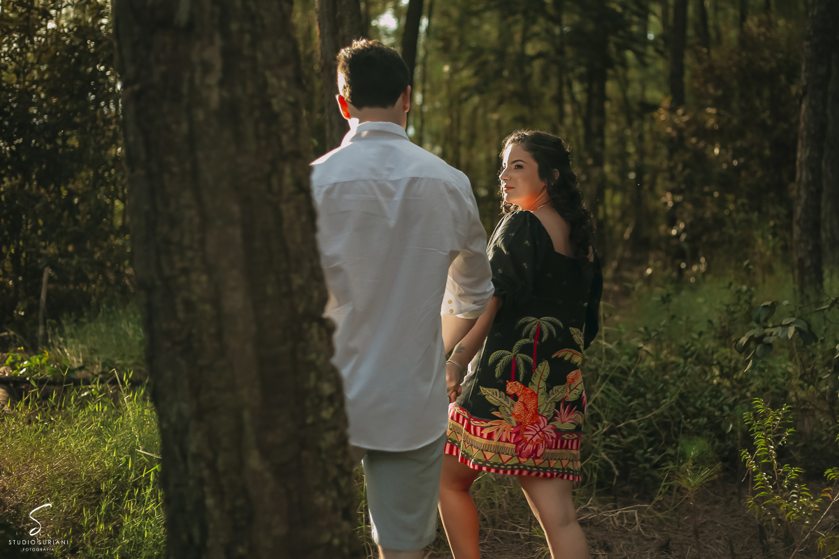Andando pela floresta em ensaio fotográfico em Uberlândia 