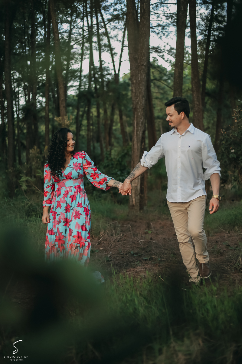Pego na mão casal caminhando em ensaio fotográfico em Uberlândia na Floresta do Lobo 