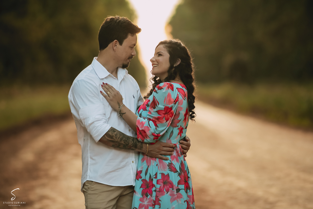 Estrada de terra ensaio faz fotos de casal perto do casamento em Uberlândia 