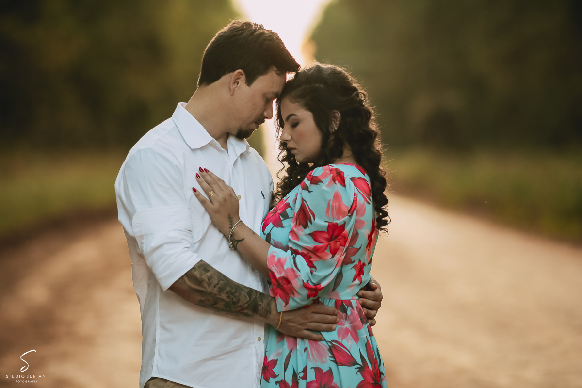 Melhor fotografia de casamento casal lindo morena e rapaz bonito em Floresta do Lobo em Uberlândia 