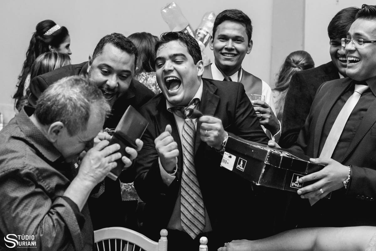 Muita alegria na gravata do casamento de tahyana e guilherme em canapolis