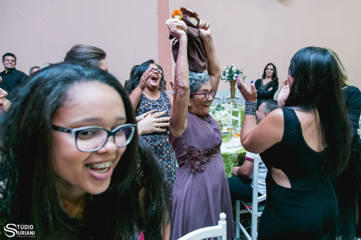 avó pega o buque da noiva