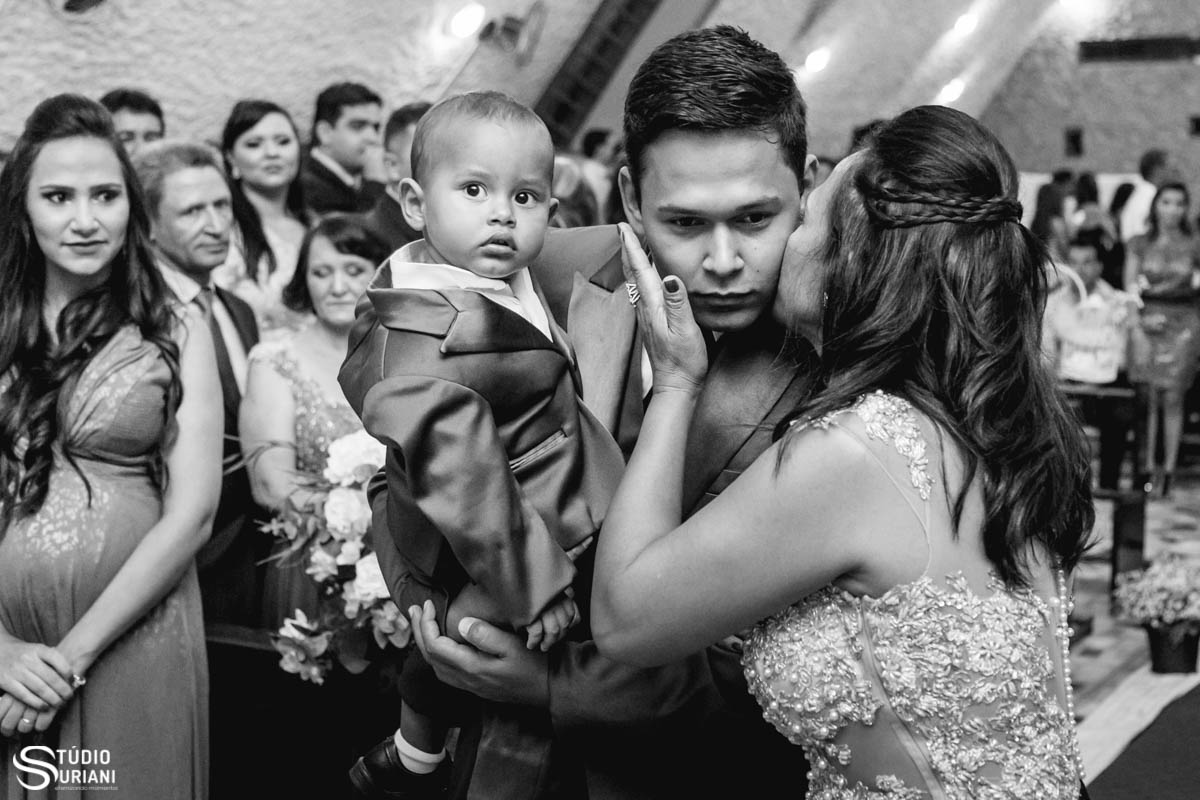 entrada de noivo com filho e mãe