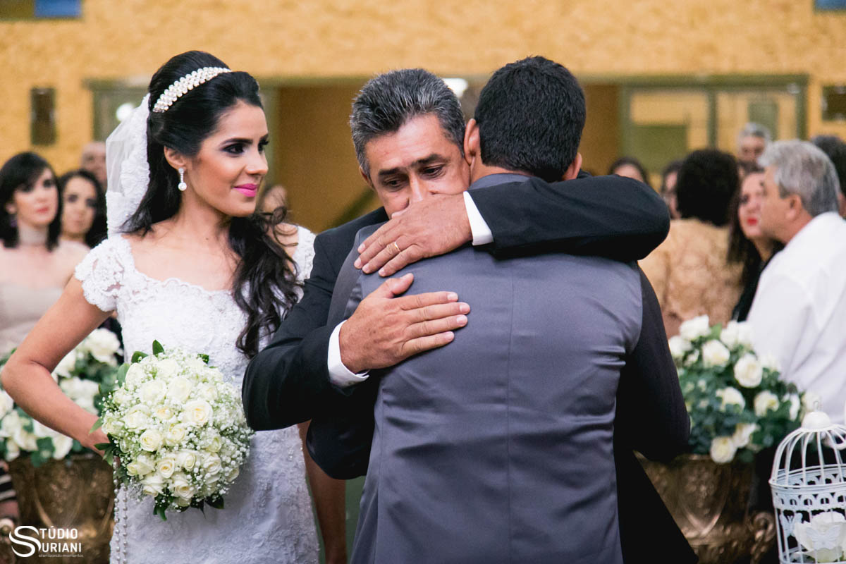 pai abraçando o genro na igreja emociona convidados