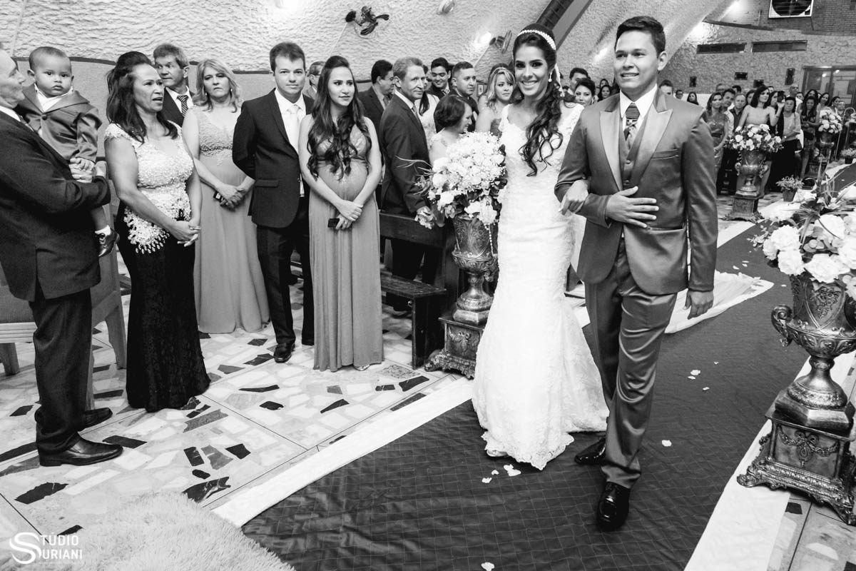 alegria da família na entrada dos noivos na linda igreja de nacapolis