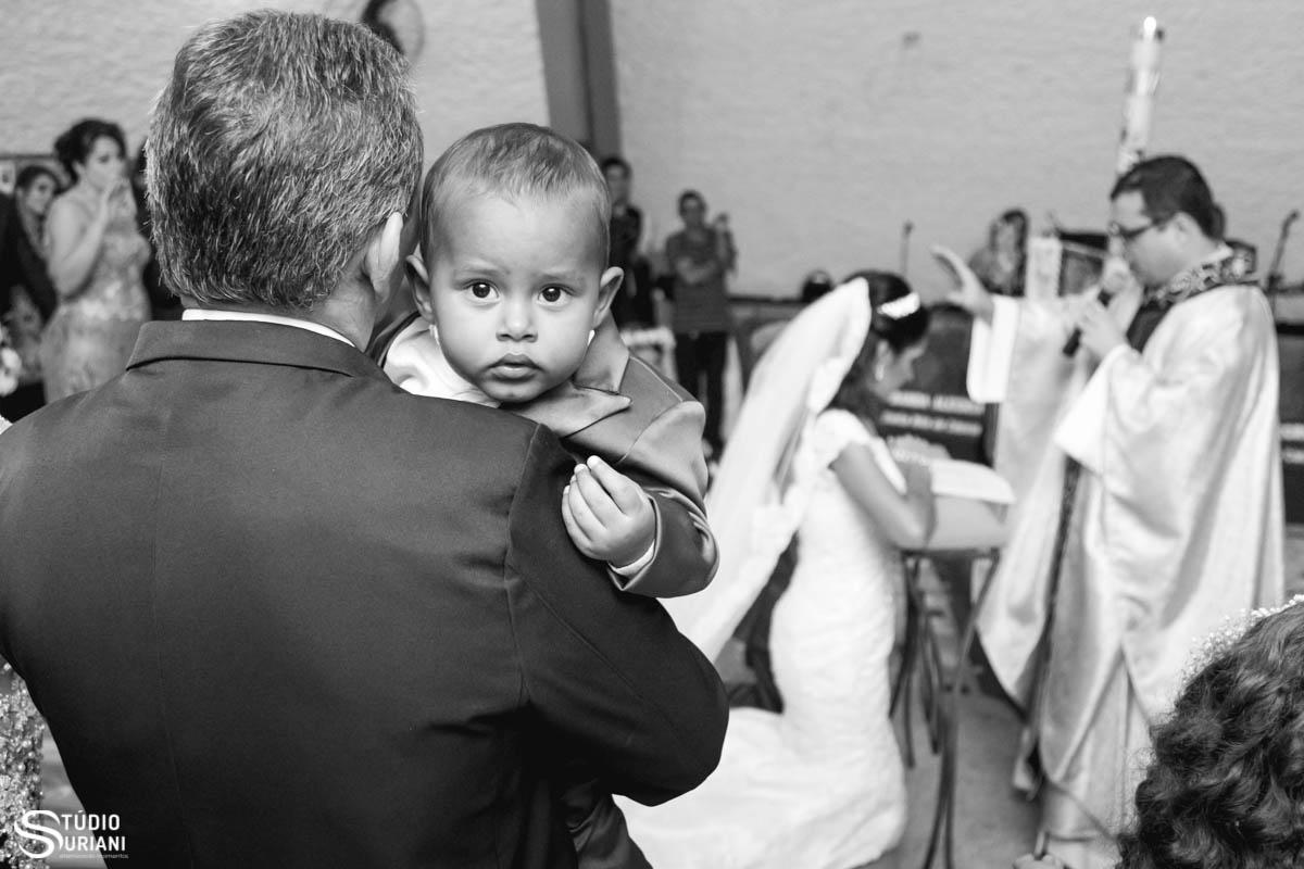 filho dos noivos com o avô