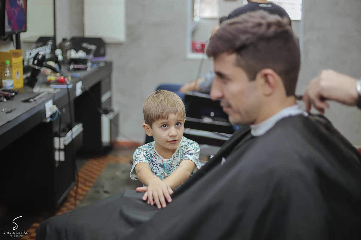 Filho do noivo se arrumando na barbearia 